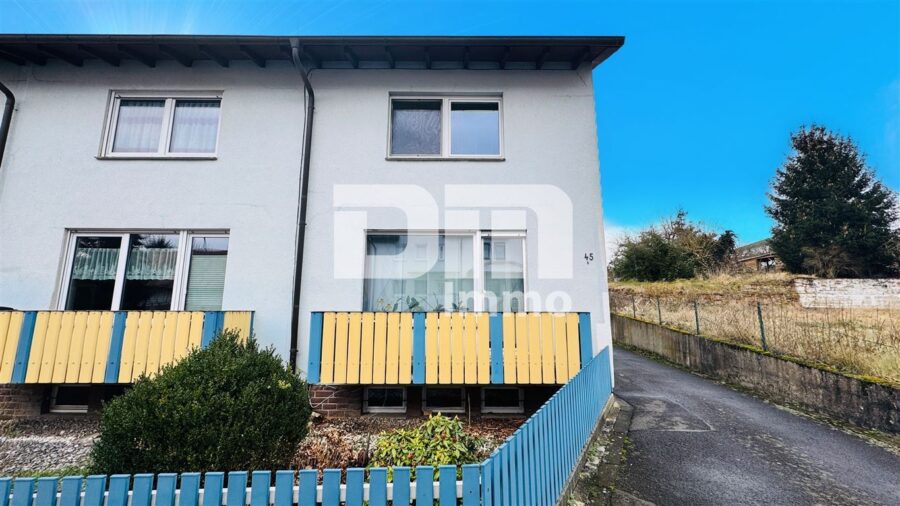 (R)erserviert!!!Einfamilienhaus mit 2 Balkonen, Garten / Freisitz + Garage in gesuchter Wohnlage - Frontansicht